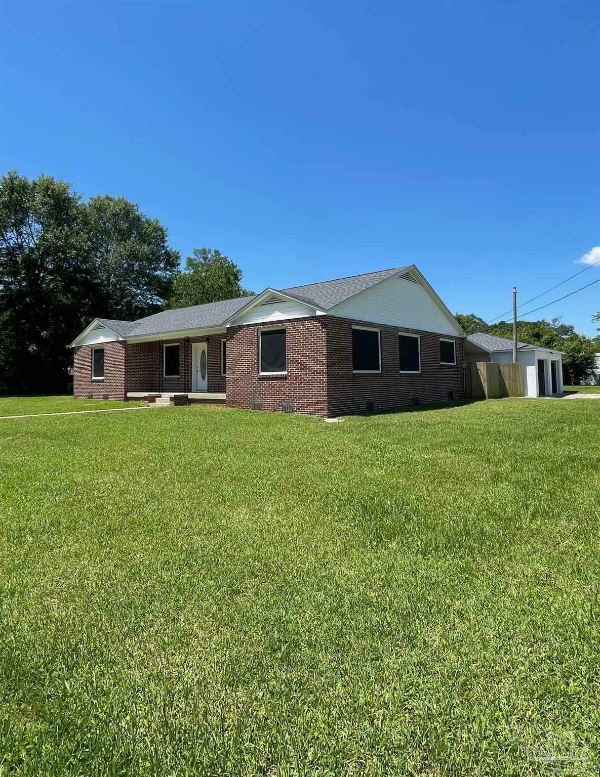 Property Photo: 410 Pace Pkwy FL 32533