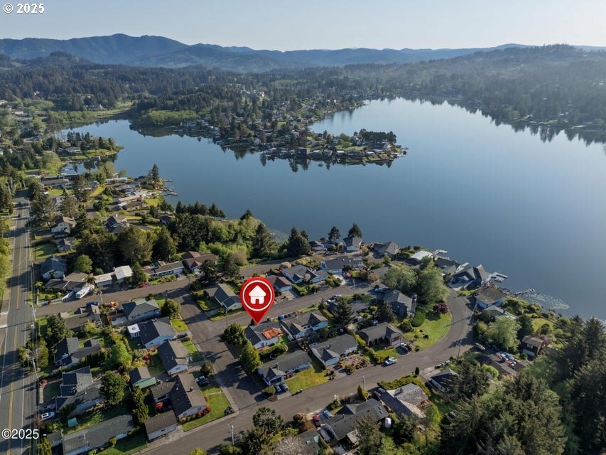 Property Photo: 3100 NE 31st Ct OR 97367