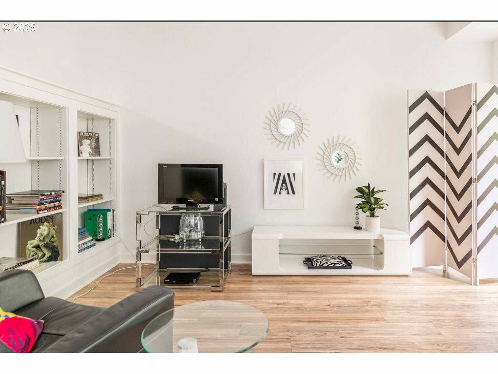 Property Photo: 327 NW Park Ave #3A OR 97209
