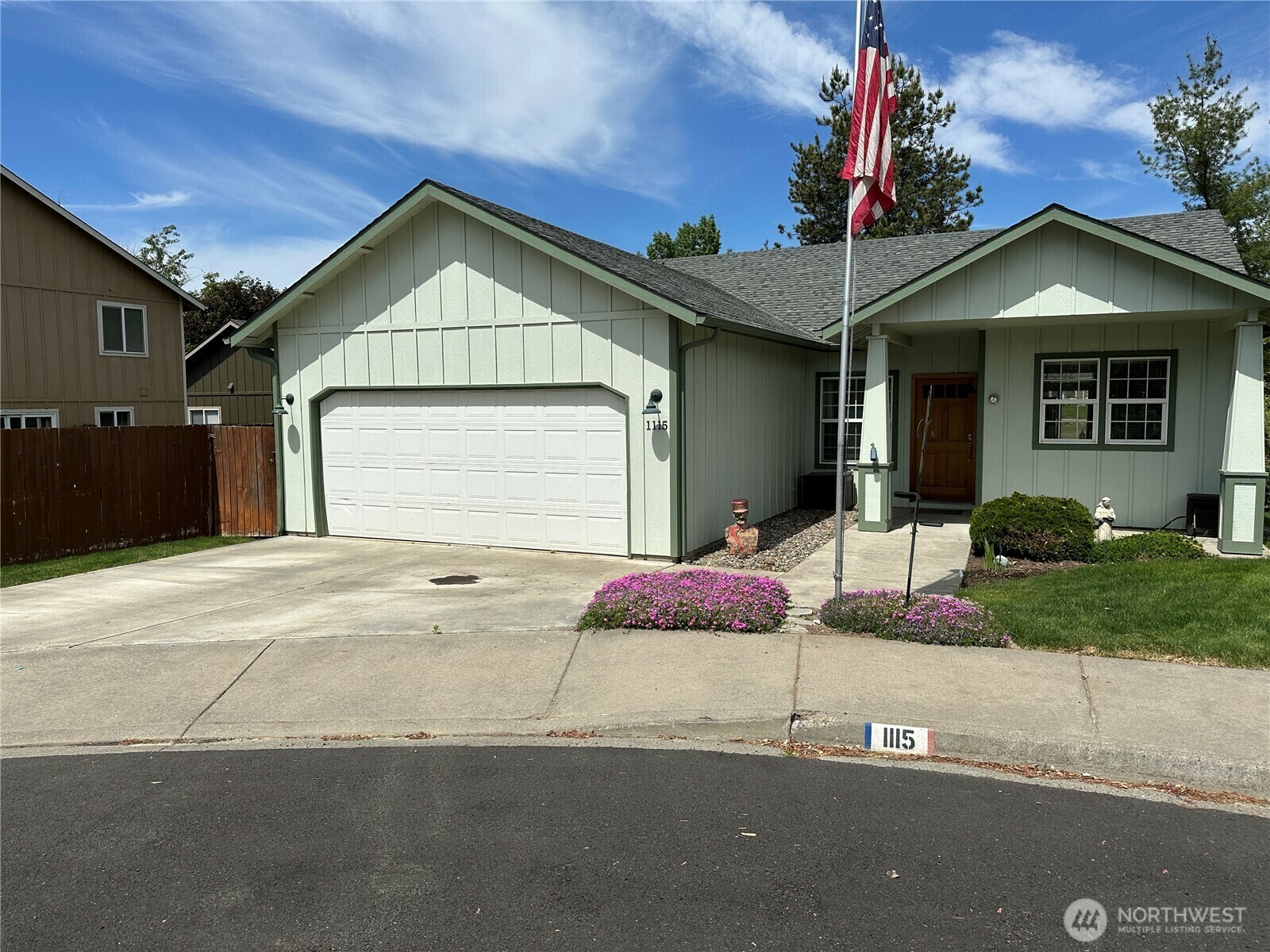 Property Photo: 1115 SE Moorbrook Court WA 99324
