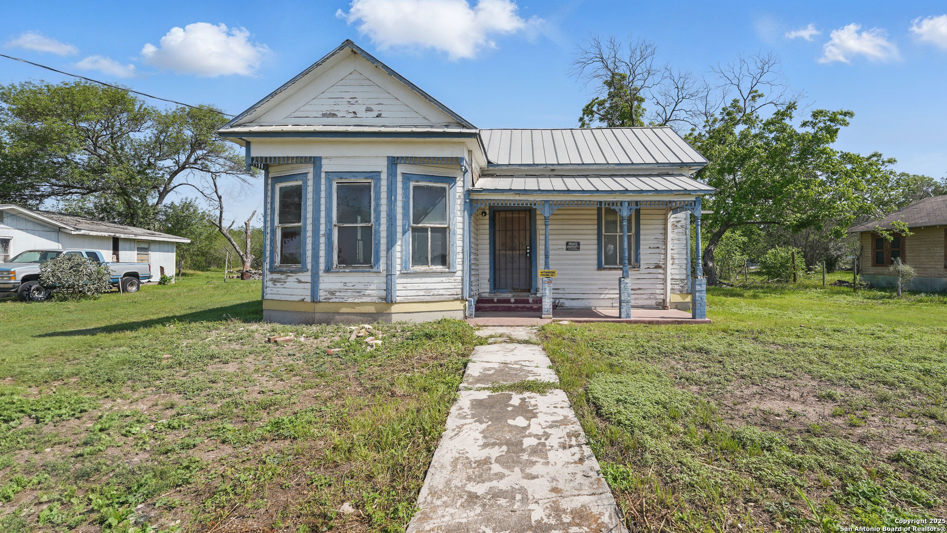 Property Photo: 316 W Seideman TX 78155