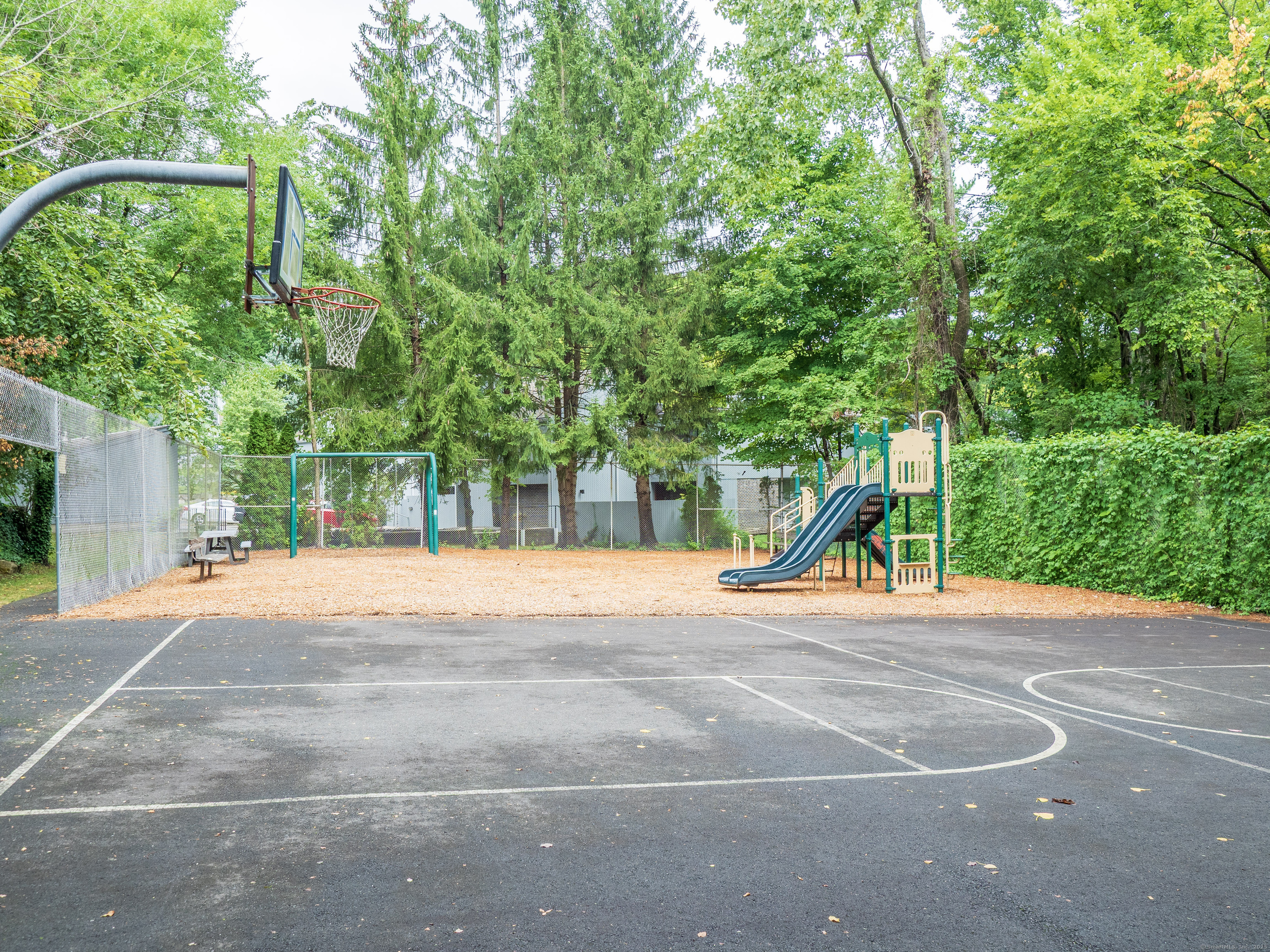 Property Photo: 4 Sandlewood Lane 4 CT 06877
