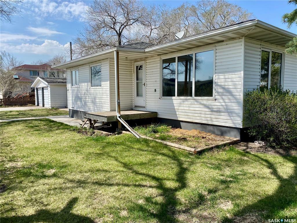 Property Photo: 320 2 Street E SK S0C 0S0