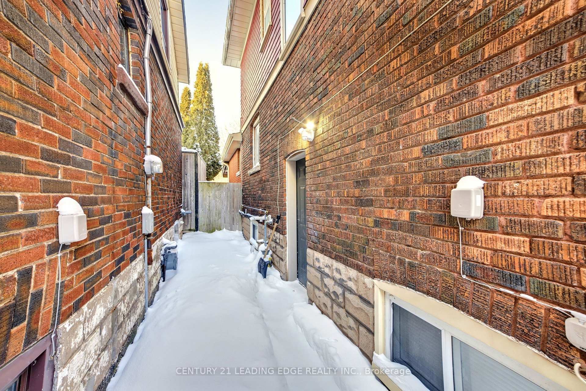 Photo de la propriété: 4989 Willmott Street Basement ON L2E 1Z9
