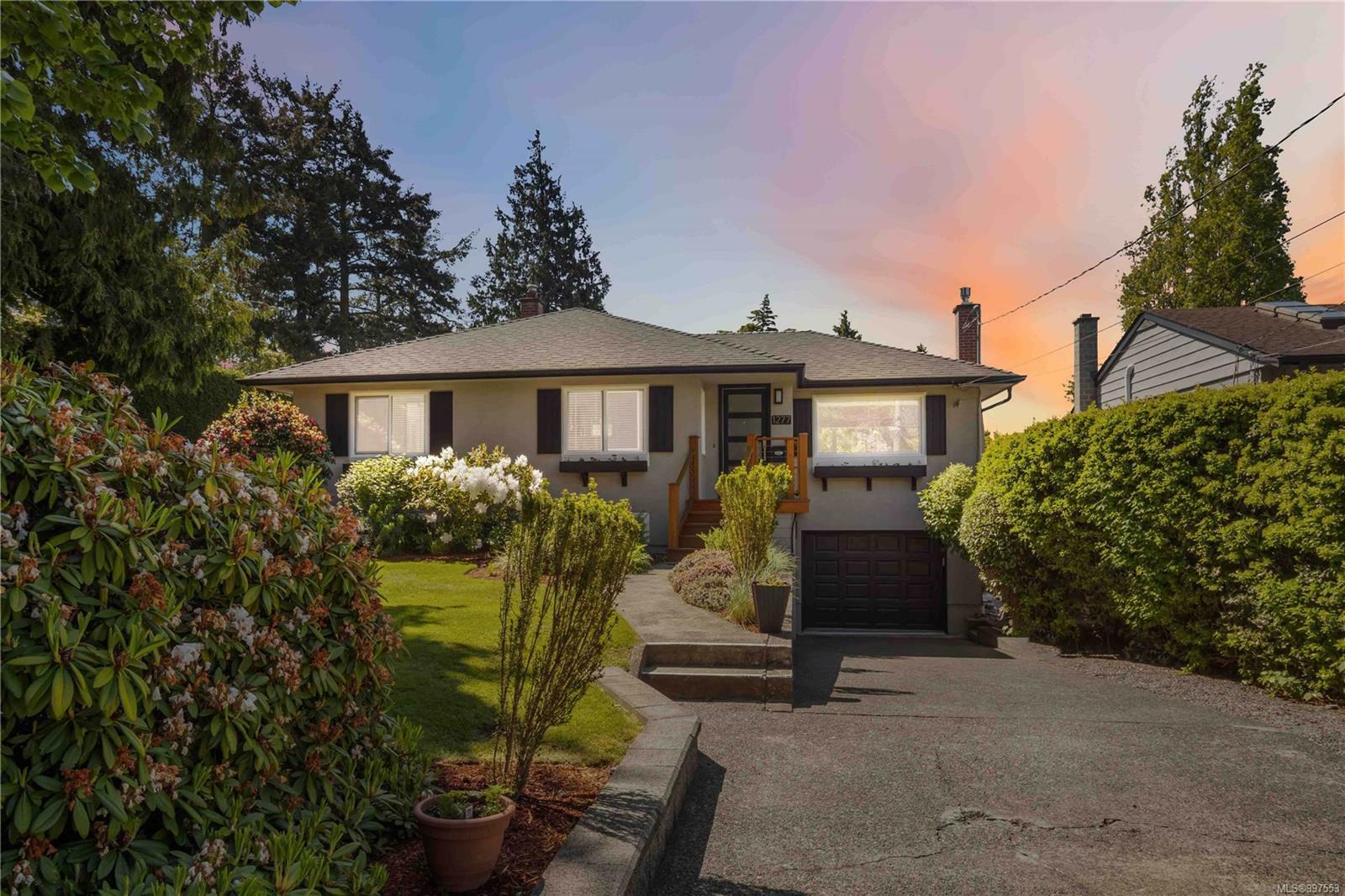 Property Photo: 1277 Rockland Ave BC V8V 3J3