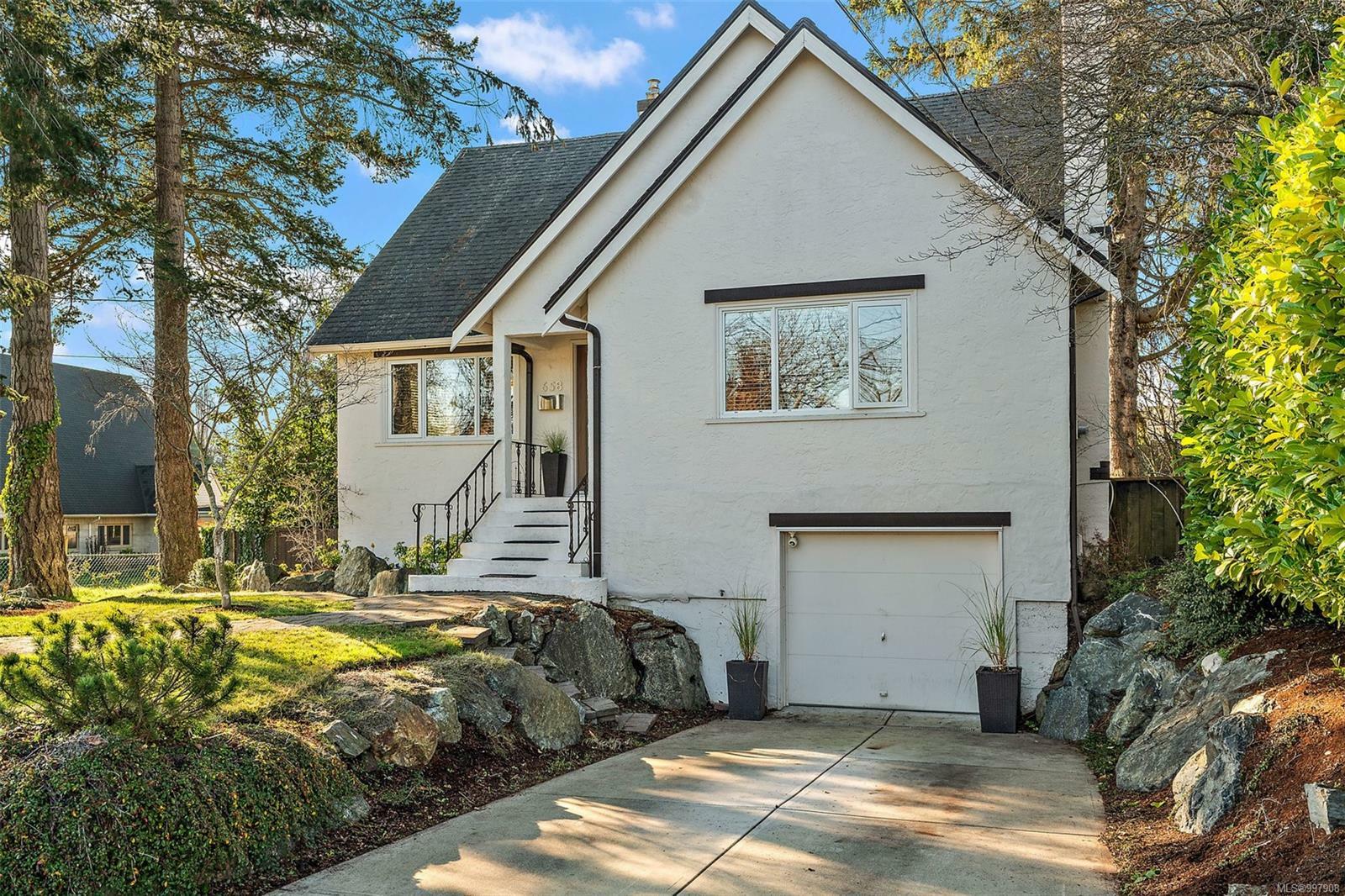 Property Photo: 658 Richmond Ave BC V8S 3Y7