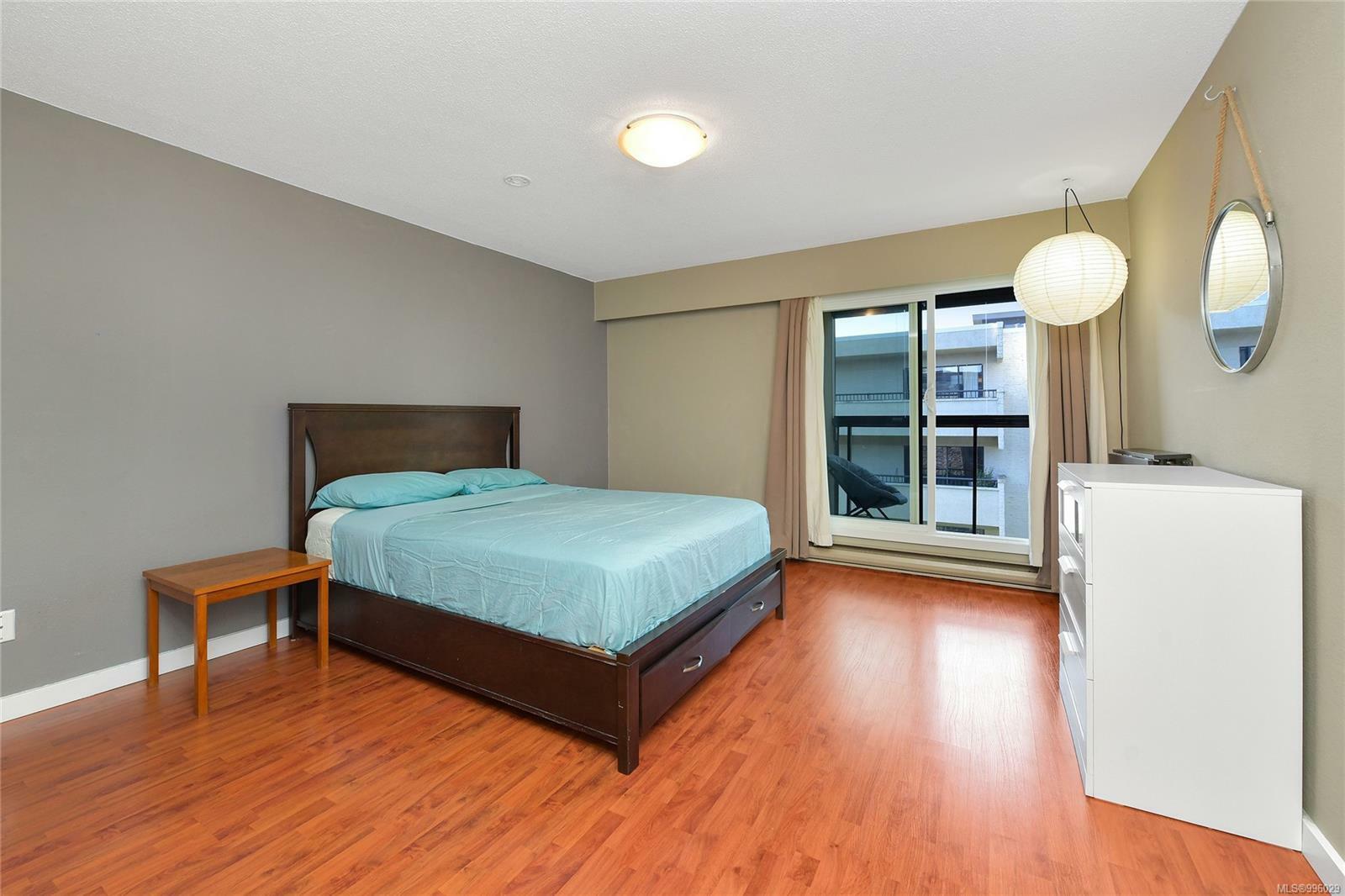 Property Photo: 1610 Jubilee Ave 401 BC V8R 6P3