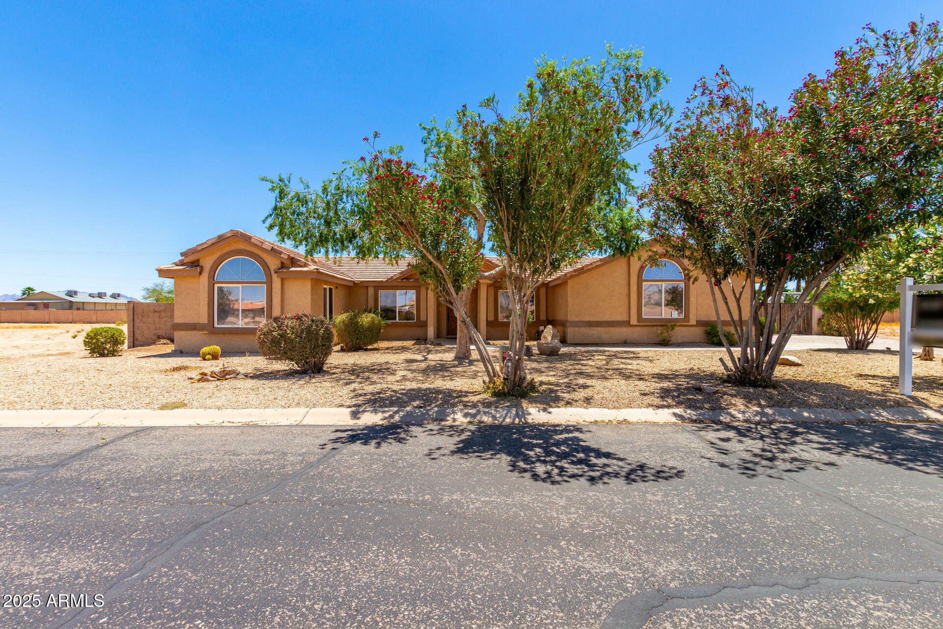 Property Photo:  975 E Lincolnwood Circle  AZ 85194 