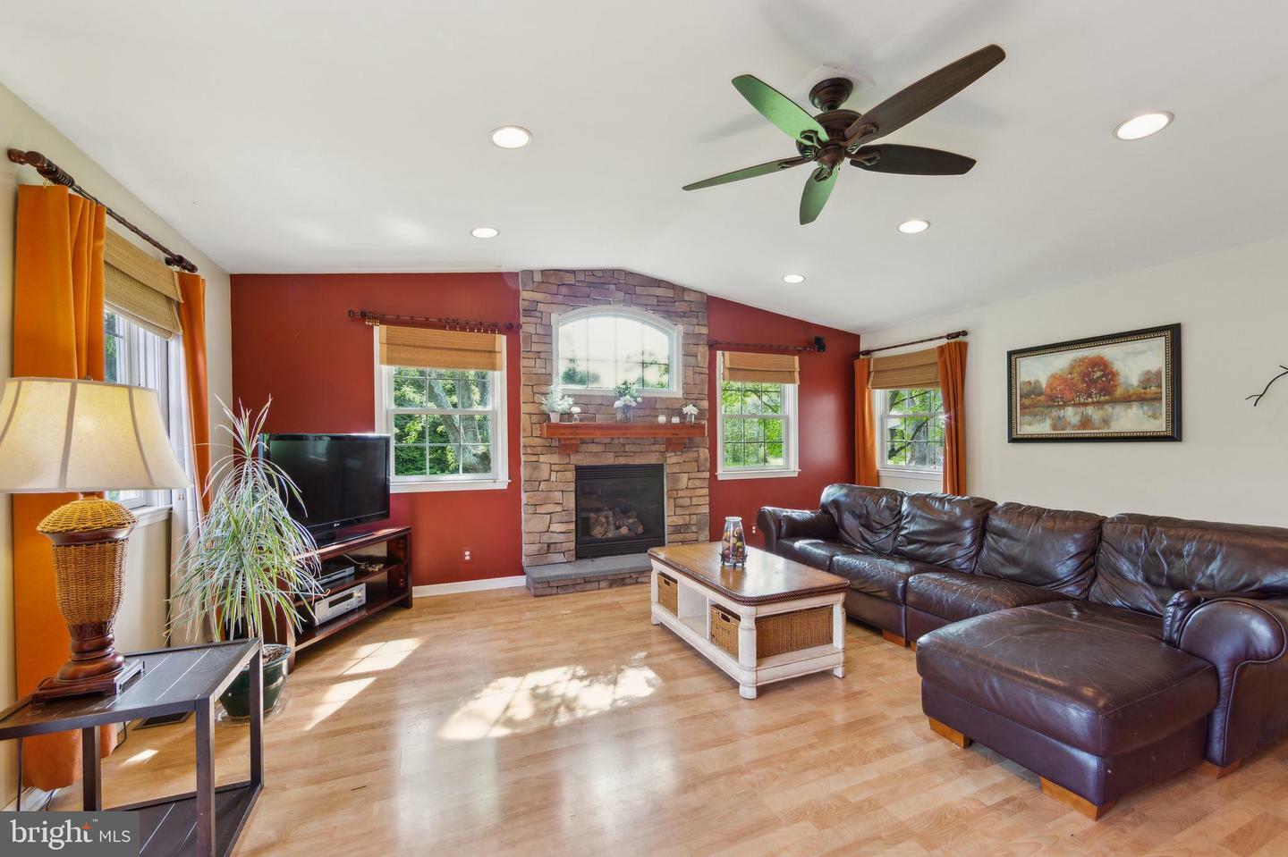 Property Photo: 504 Meadowpark Lane PA 19063