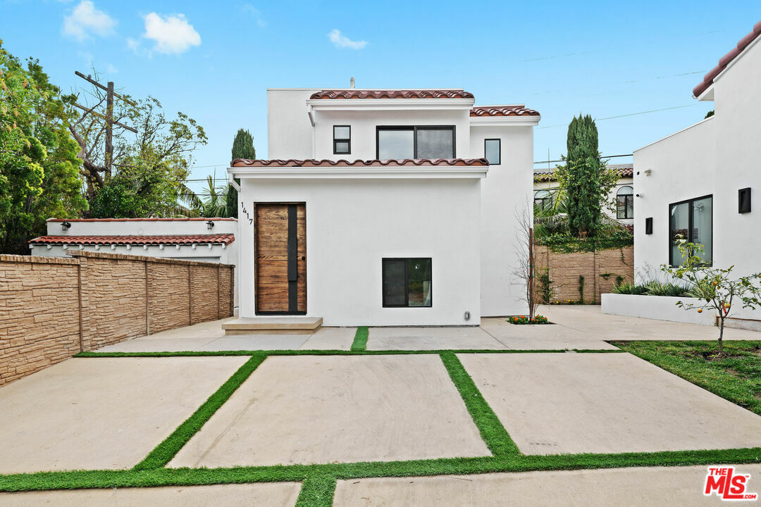 Property Photo: 1417 Crestview Ct CA 90024