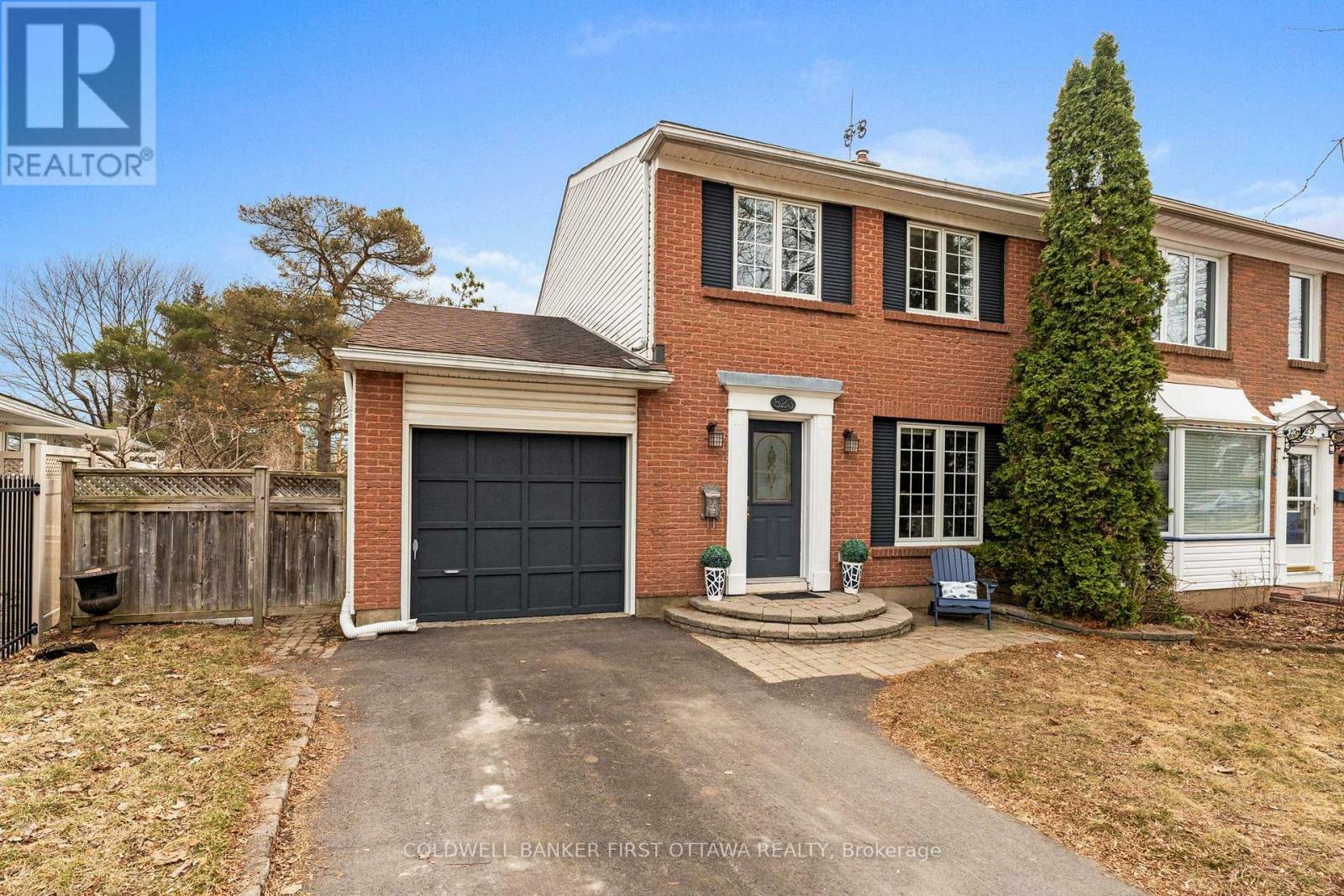 Property Photo:  823 Eastvale Drive  ON K1J 6Z9 
