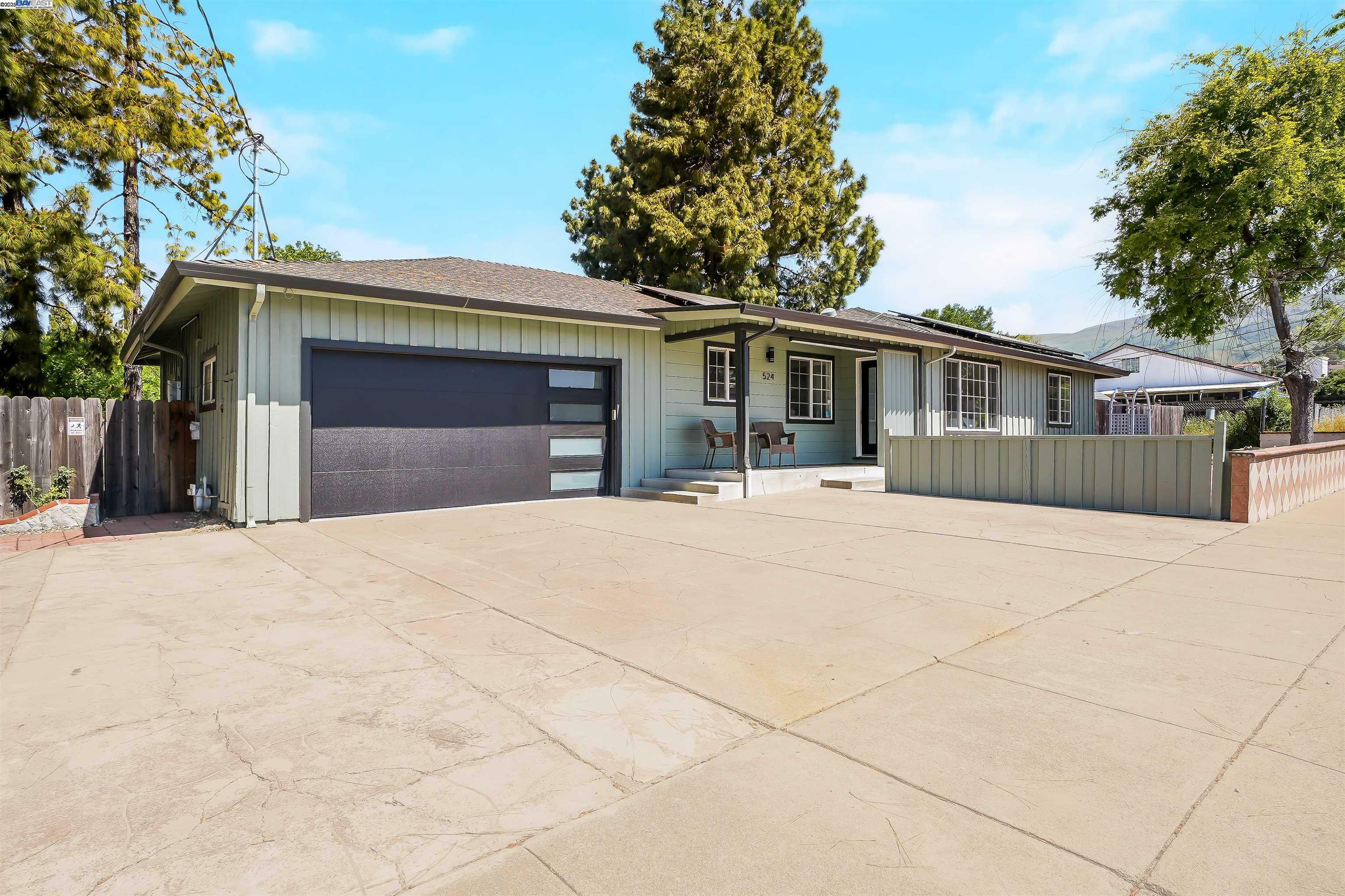Property Photo: 524 E Warren Ave CA 94539