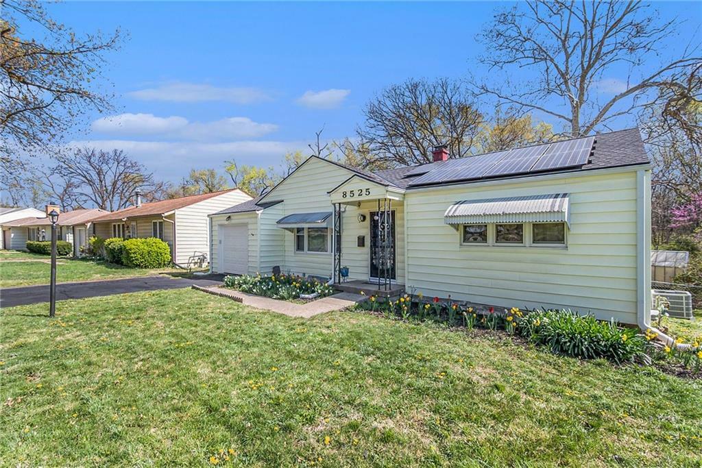 Property Photo: 8525 Sleepy Hollow Road MO 64114