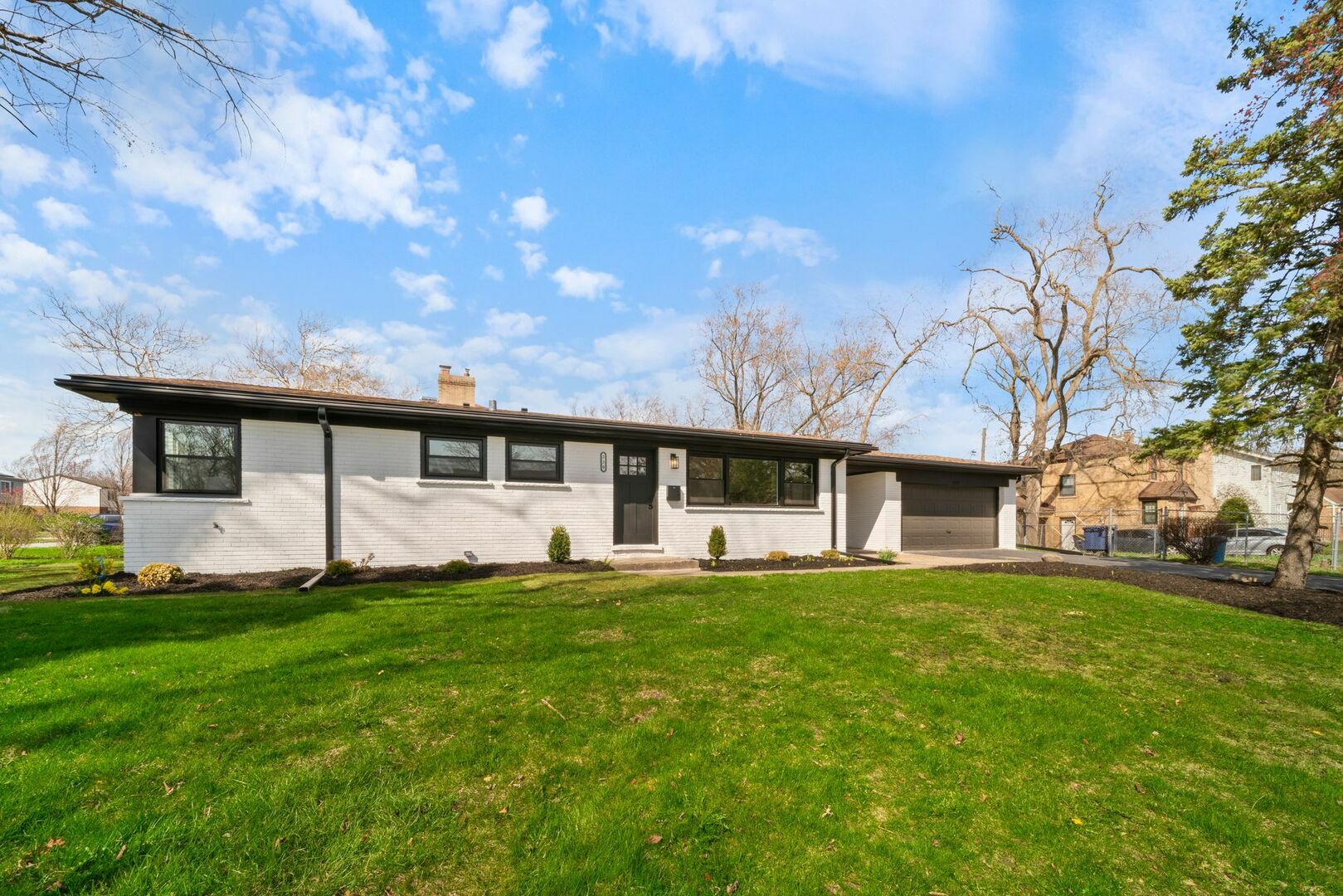 Property Photo:  220 E Washington Street  IL 60016 