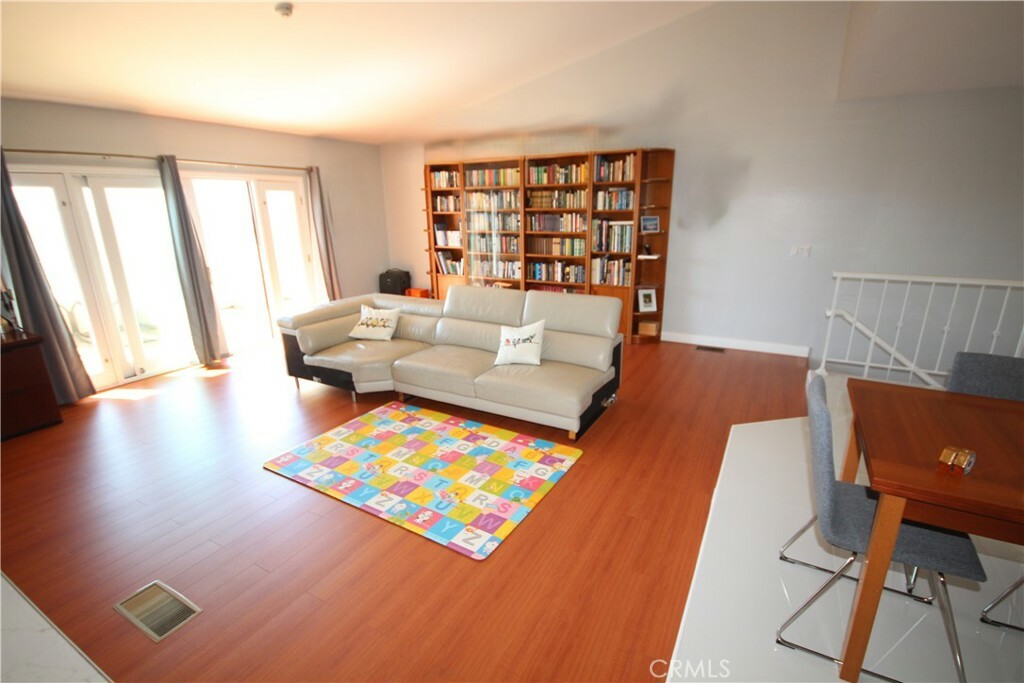 Property Photo:  220 S Guadalupe Avenue 5  CA 90277 