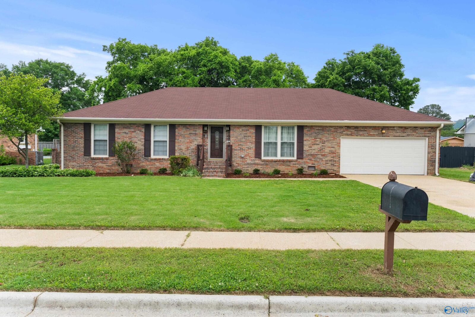 Property Photo:  907 Cornelia Drive SE  AL 35802 