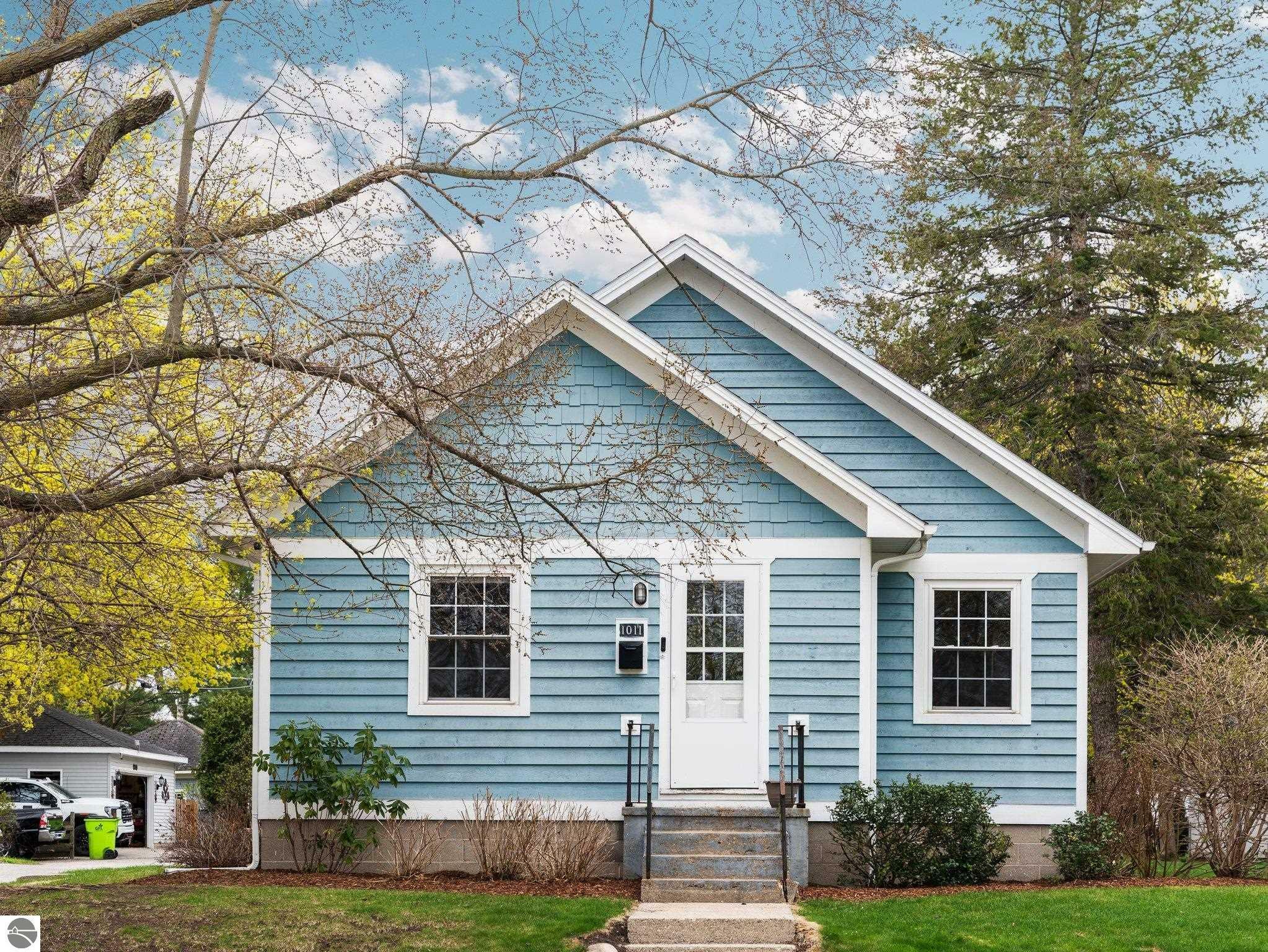 Property Photo:  1011 Jefferson Avenue  MI 49684-2103 