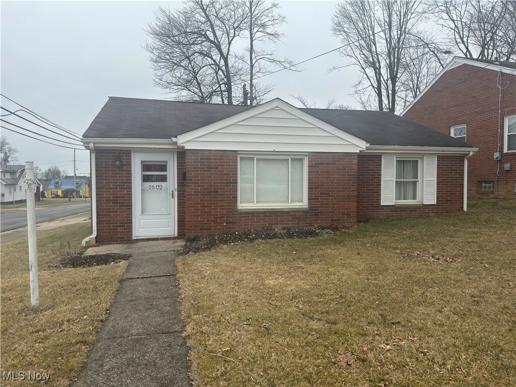 Property Photo: 1602 Bancroft Avenue OH 44514