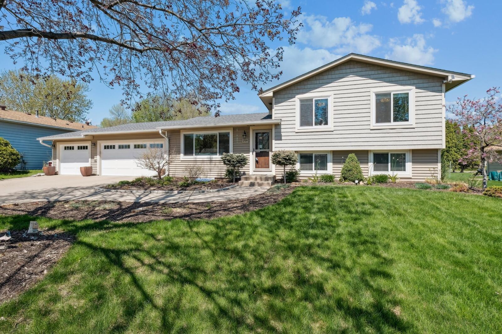 Property Photo:  1709 Monticello Avenue  MN 55122 