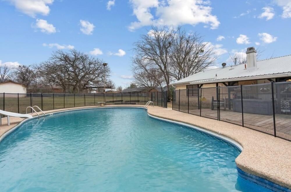 Property Photo: 1601 E Bankhead Drive TX 76086