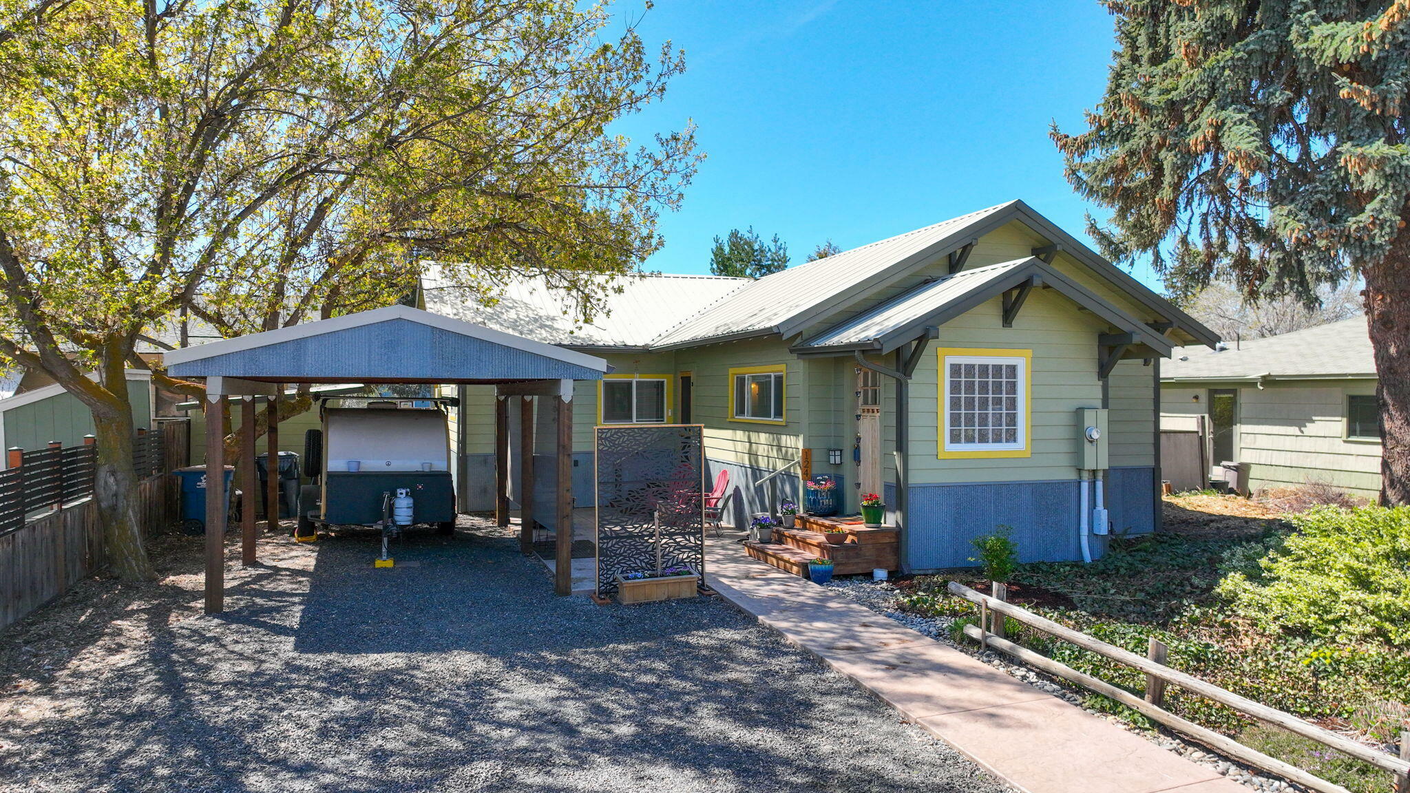 Property Photo: 124 NW Dogwood Avenue OR 97756