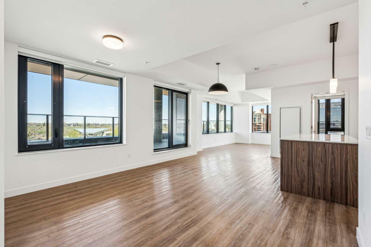 Property Photo: 730 2 Avenue SW 1701 AB T2P 1R8
