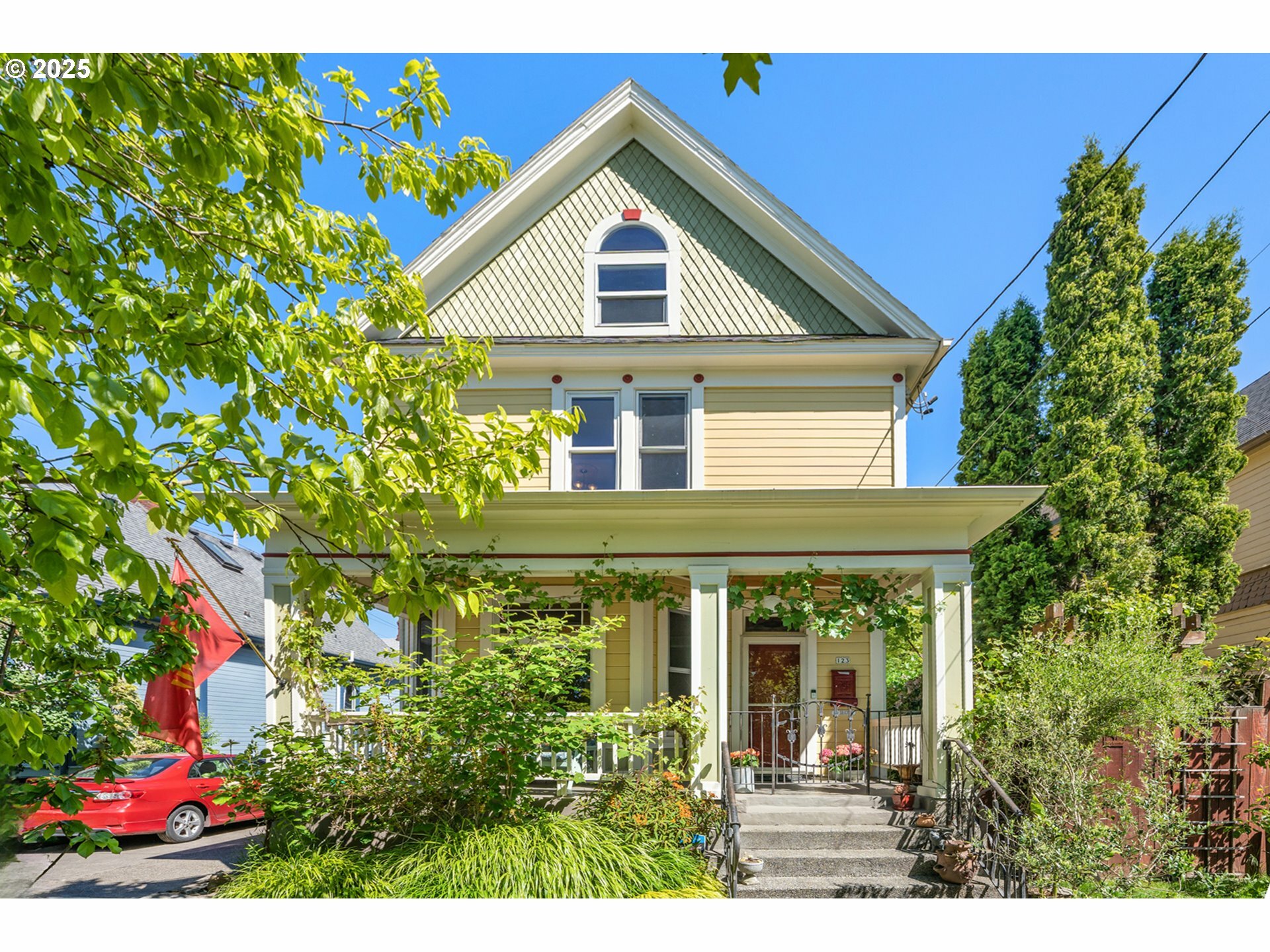 Property Photo: 123 NE Graham St OR 97212