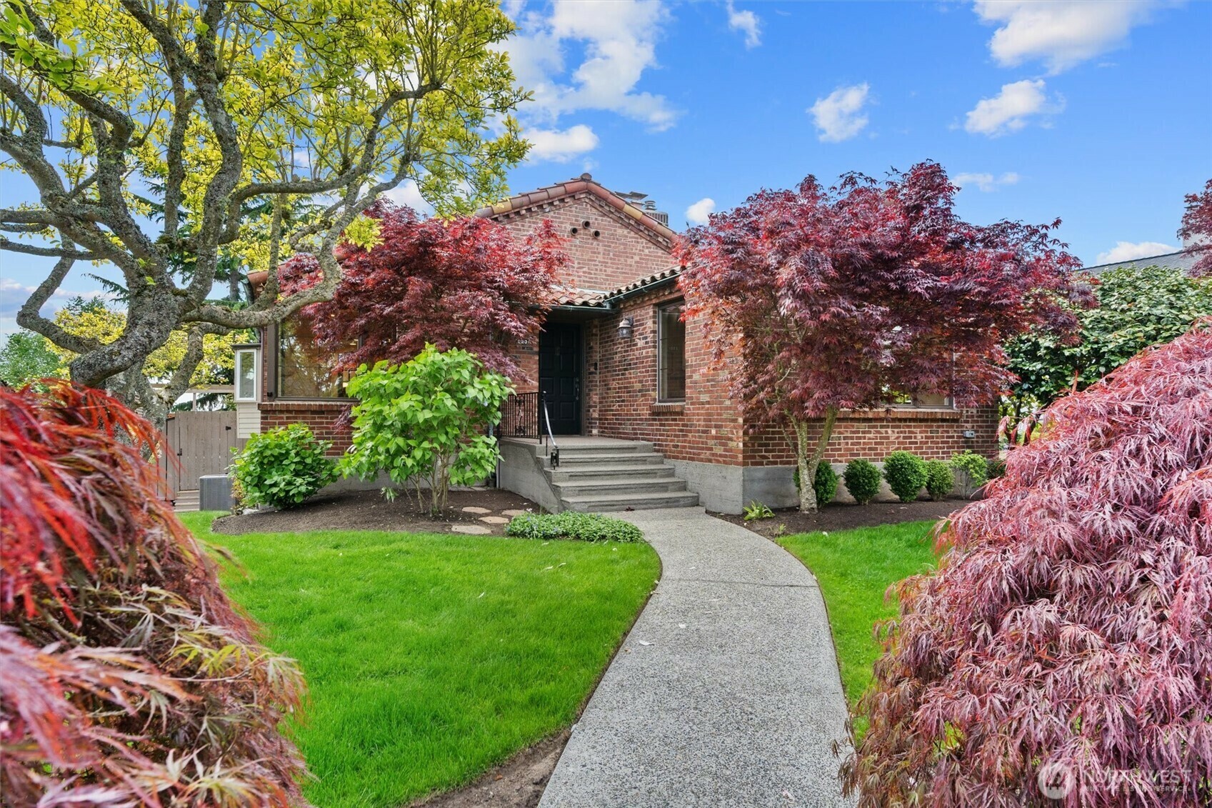 2501 W Crestmont Place W  Seattle WA 98199 photo