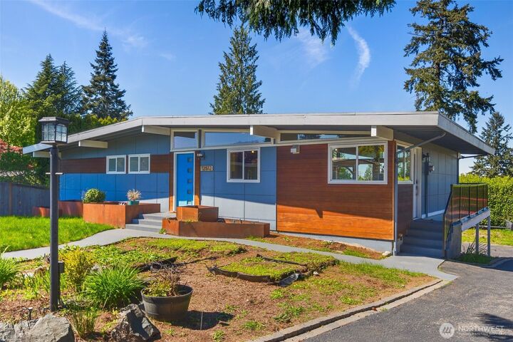 Property Photo:  12512 SE 17th Street  WA 98005 