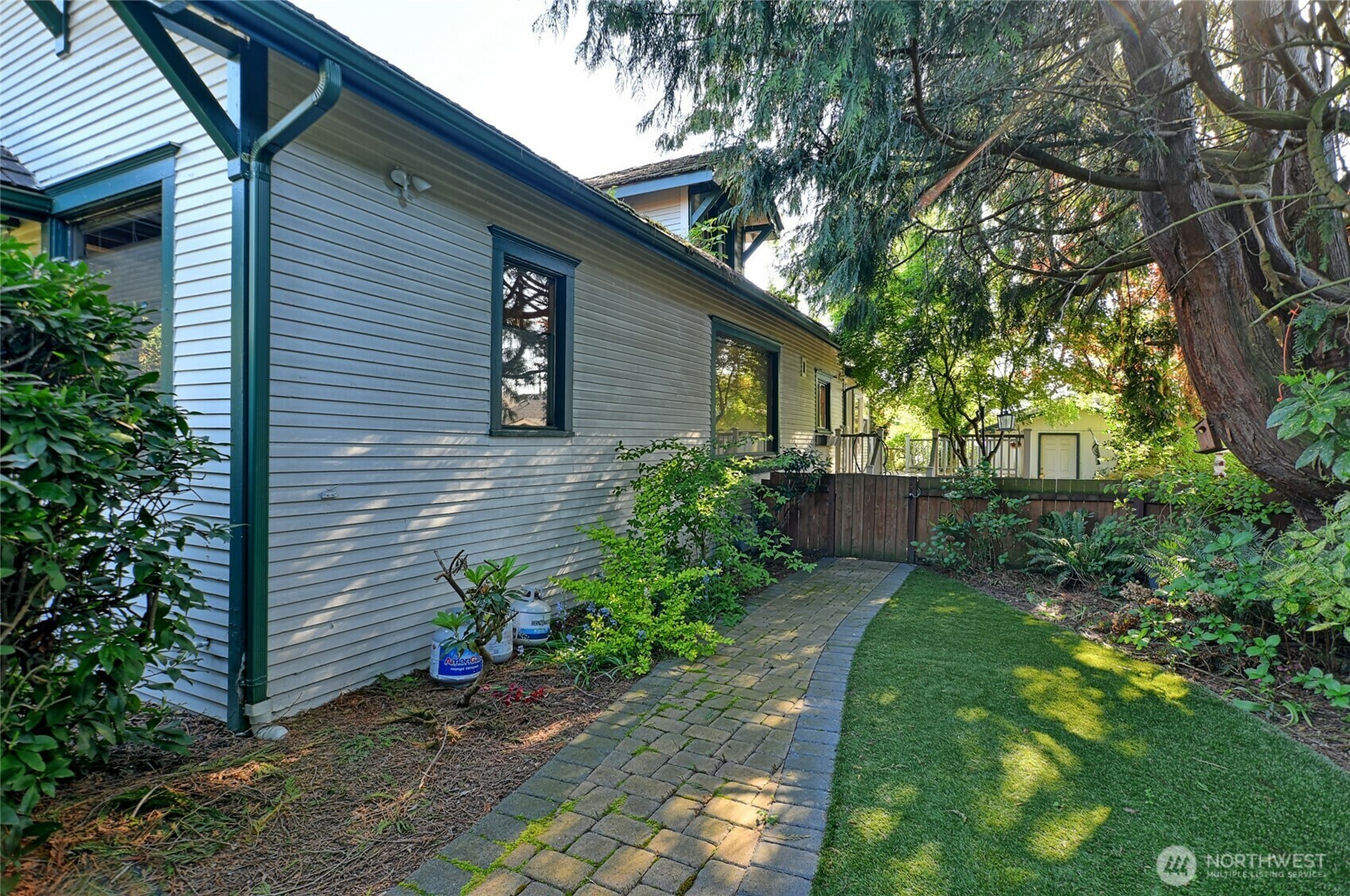 Property Photo: 1611 Oakes Avenue WA 98201