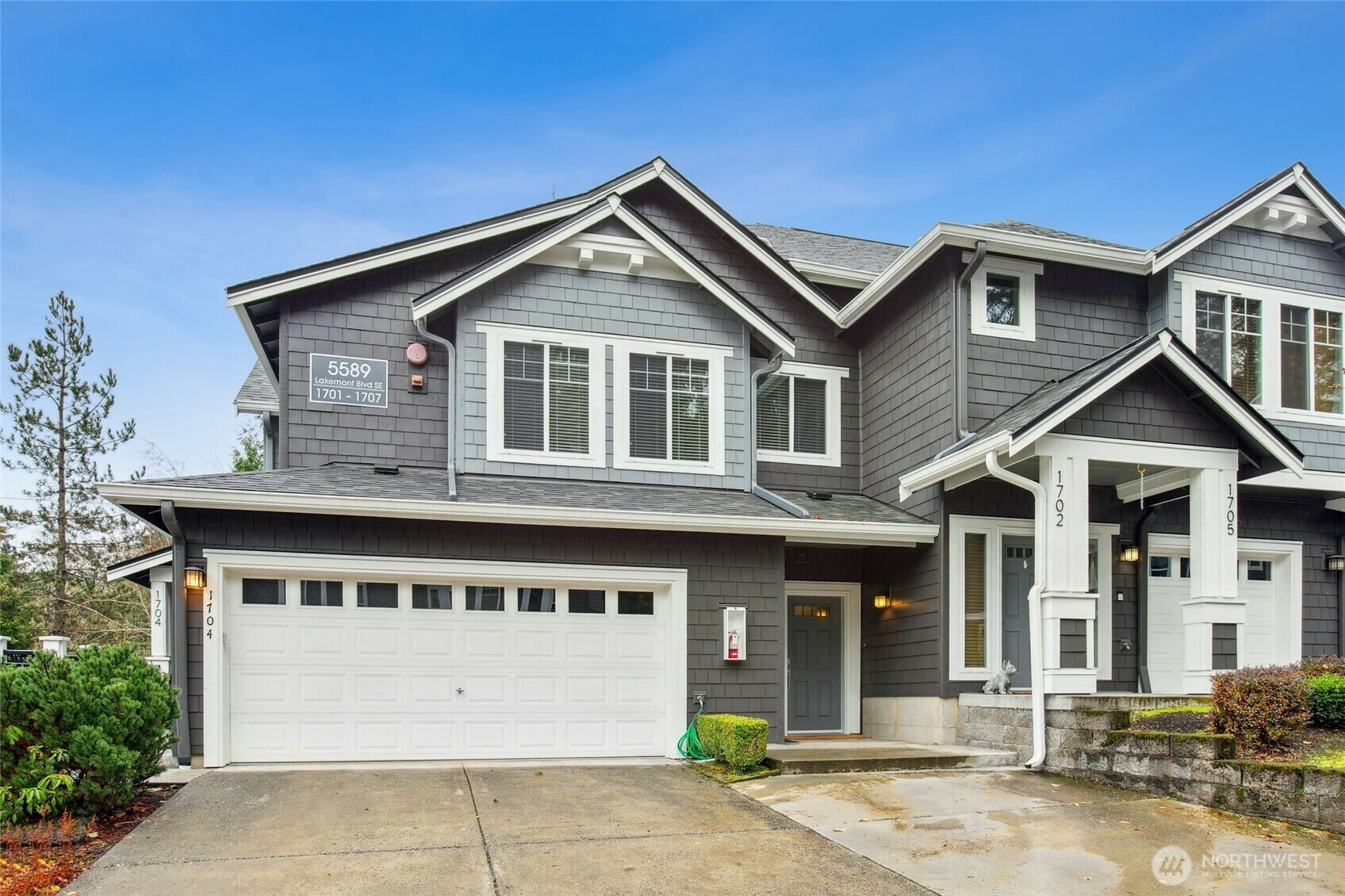 Property Photo: 5589 Lakemont Blvd SE 1702 WA 98006