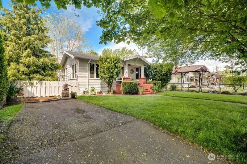Property Photo: 1027 E Main Street WA 98002