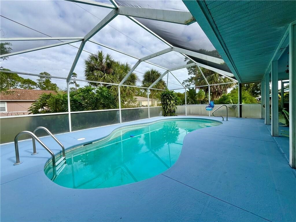Property Photo: 1366 17th Place SW FL 32962