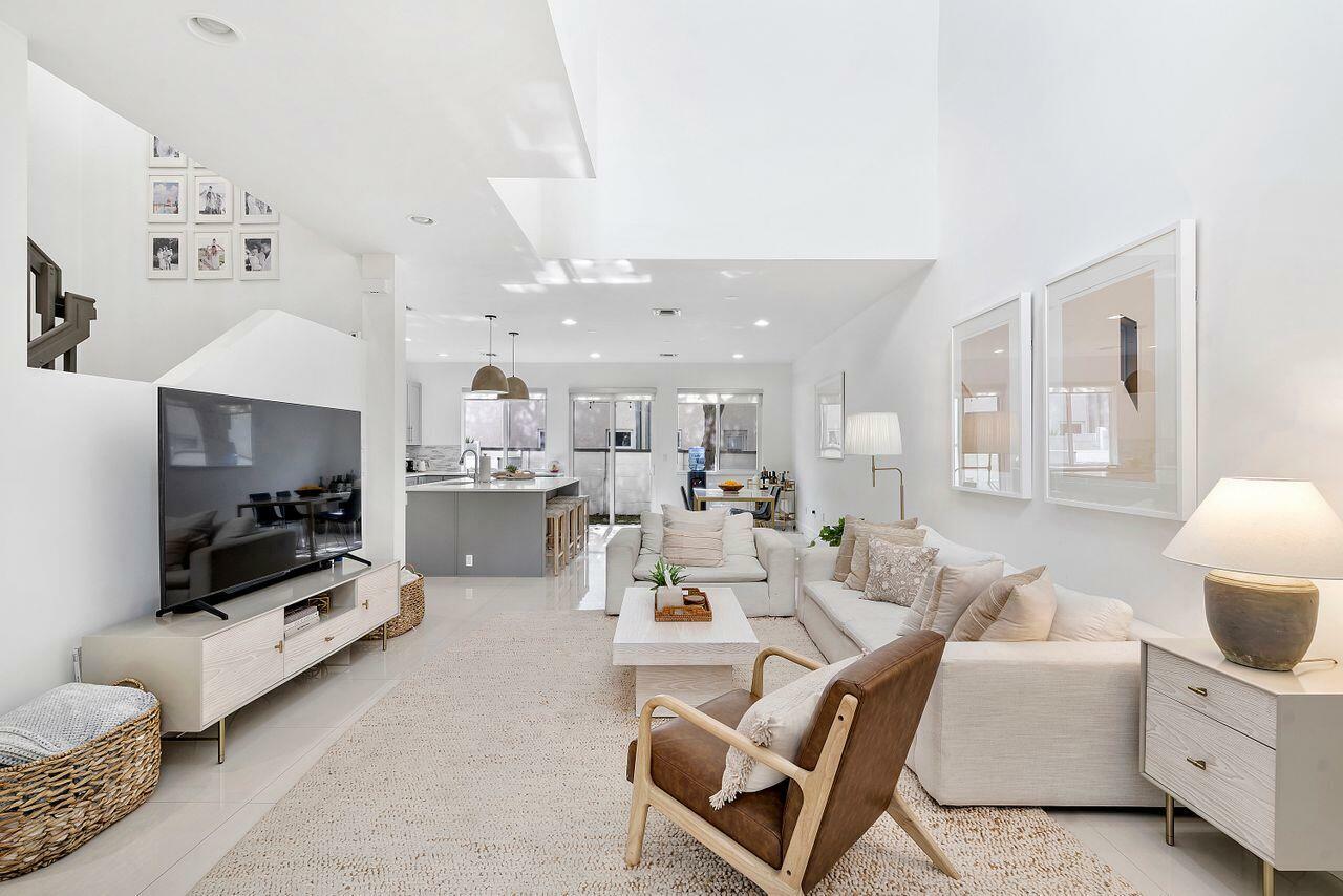 Property Photo: 160 SE 7th Way FL 33060