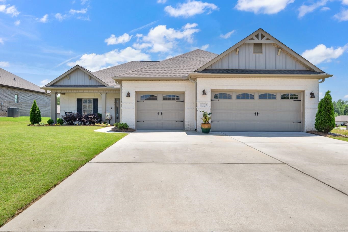 Property Photo: 1707 Meadowbrook Ln AL 35055 - CULLMAN