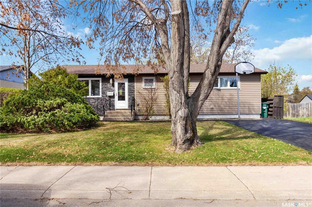 Property Photo: 1045 Mahoney Avenue SK S7L 3Z2