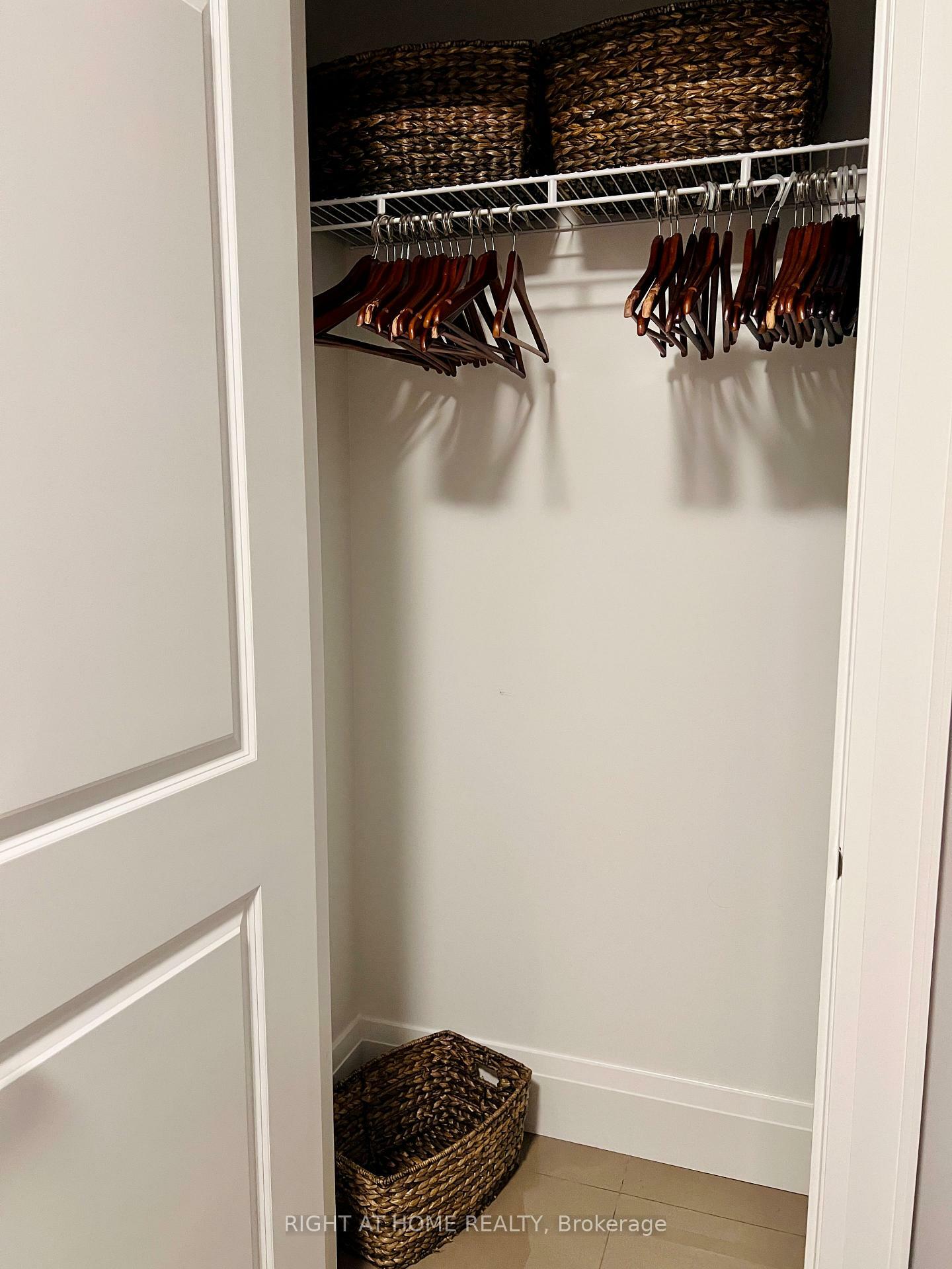 Photo de la propriété: 35 Glenborough Park Crescent Room 3 ON M2R 2G4