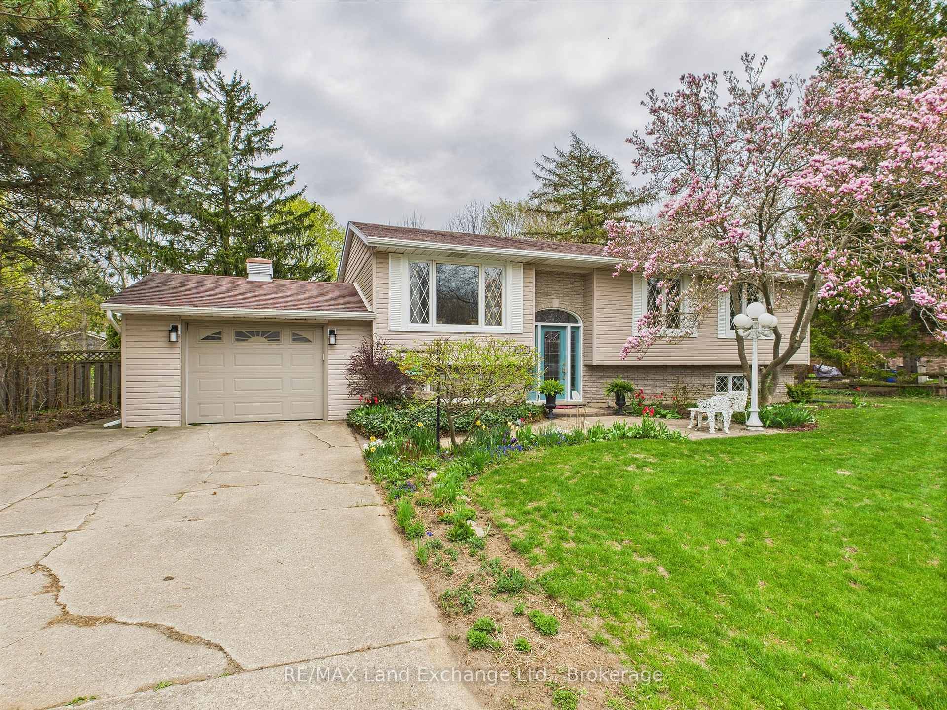 Property Photo: 155 Willis Crescent ON N0G 2R0