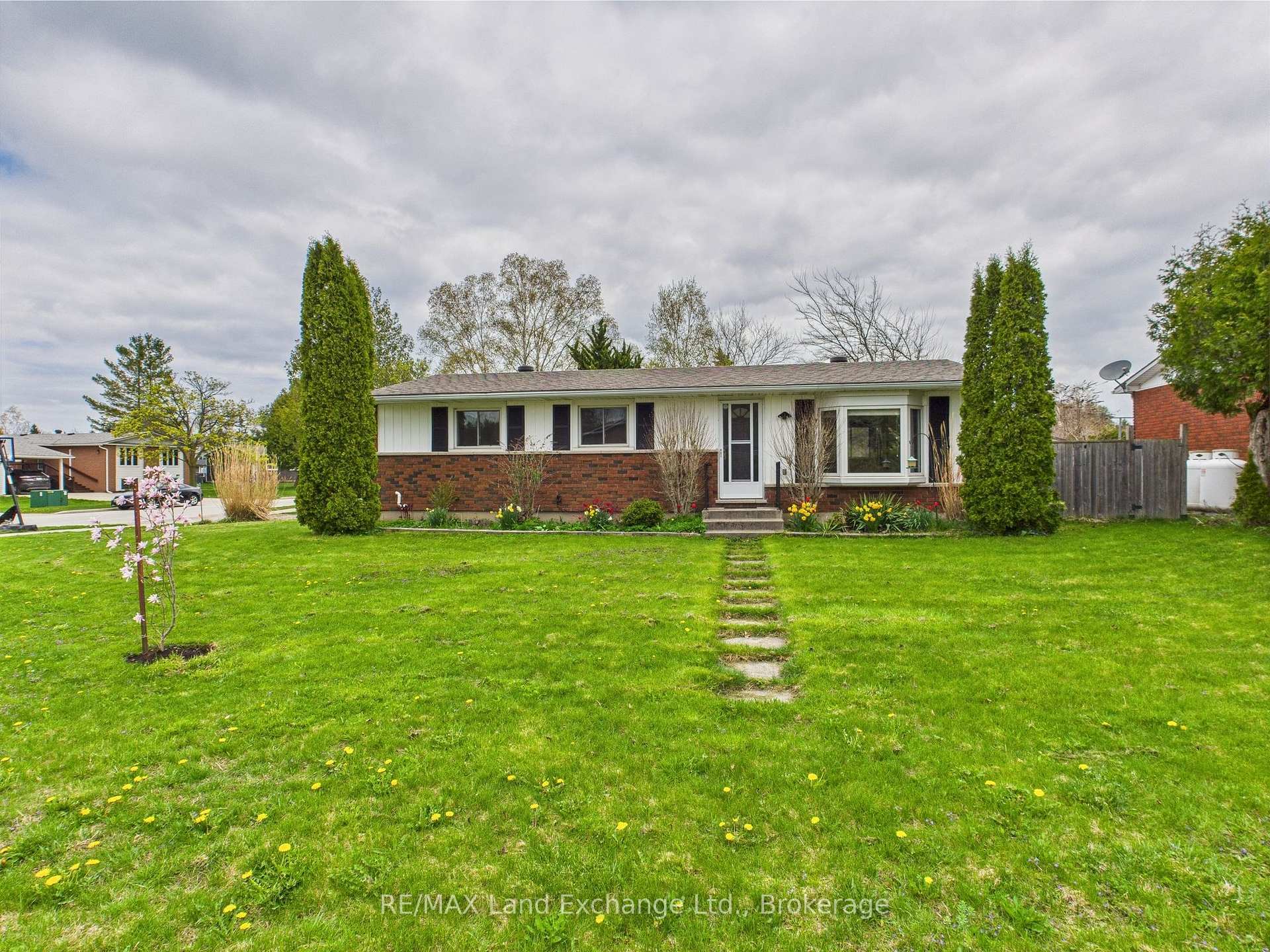 Property Photo: 39 Inverlyn Crescent N ON N2Z 1J2