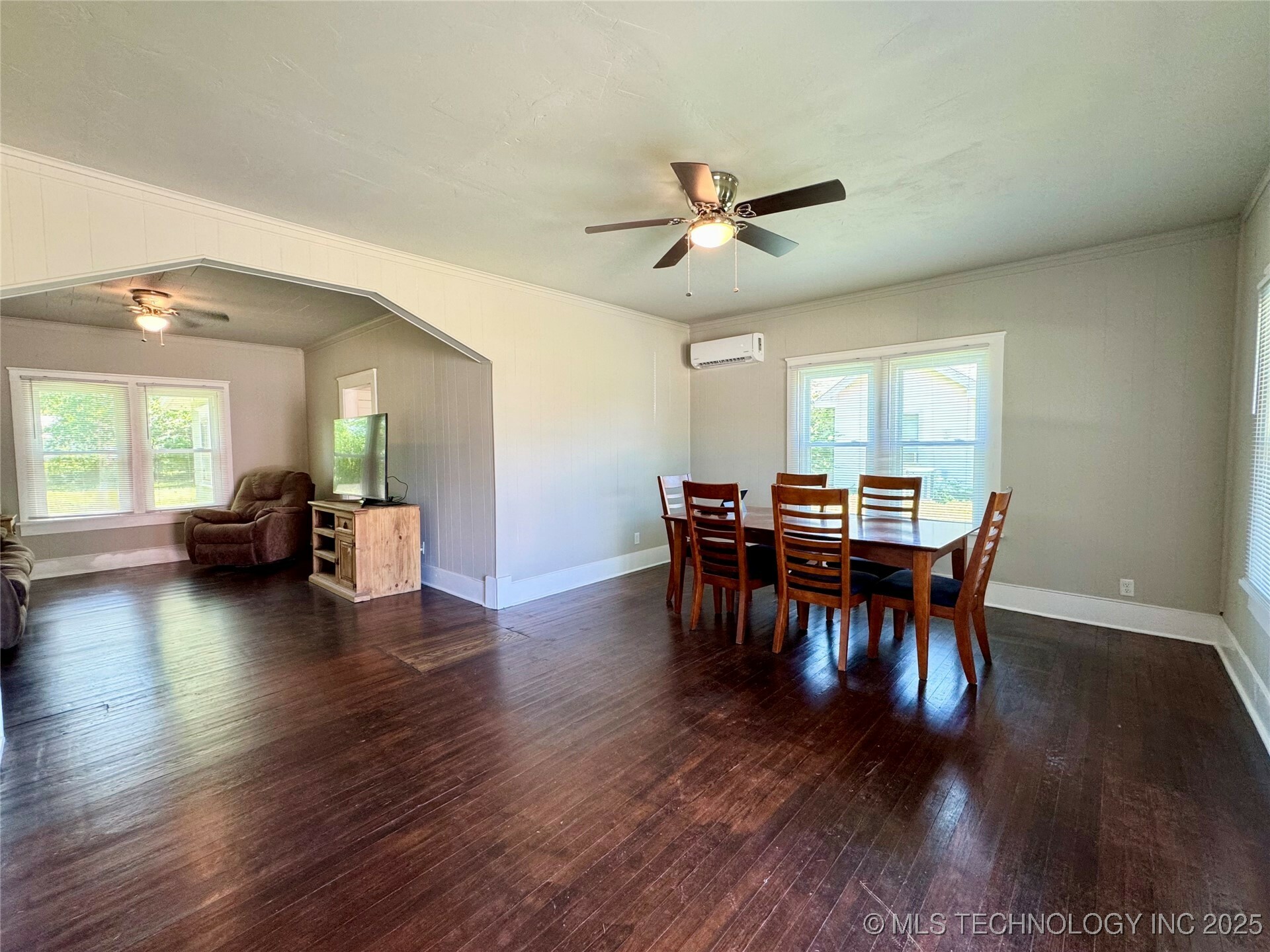 Property Photo: 929 E Walnut Street OK 74023