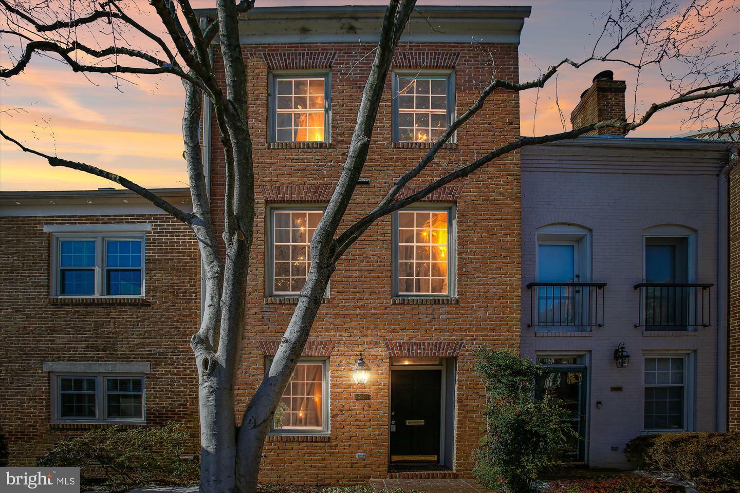 Property Photo: 1162 N Pitt Street VA 22314