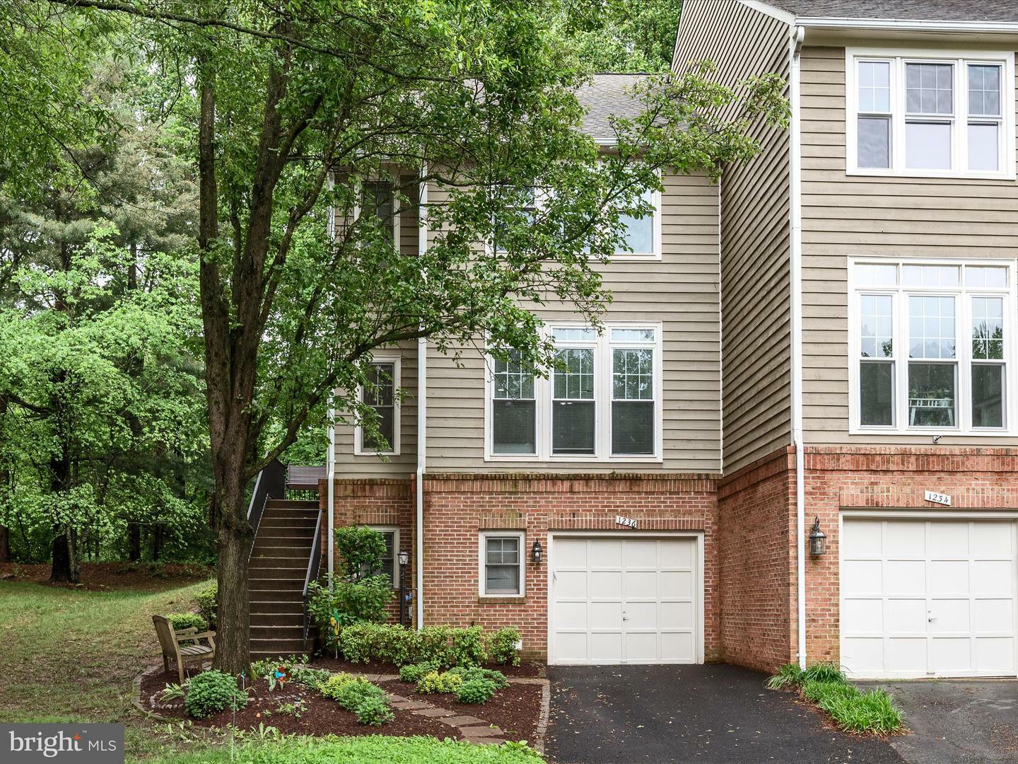 Property Photo: 1236 Weatherstone Court VA 20194