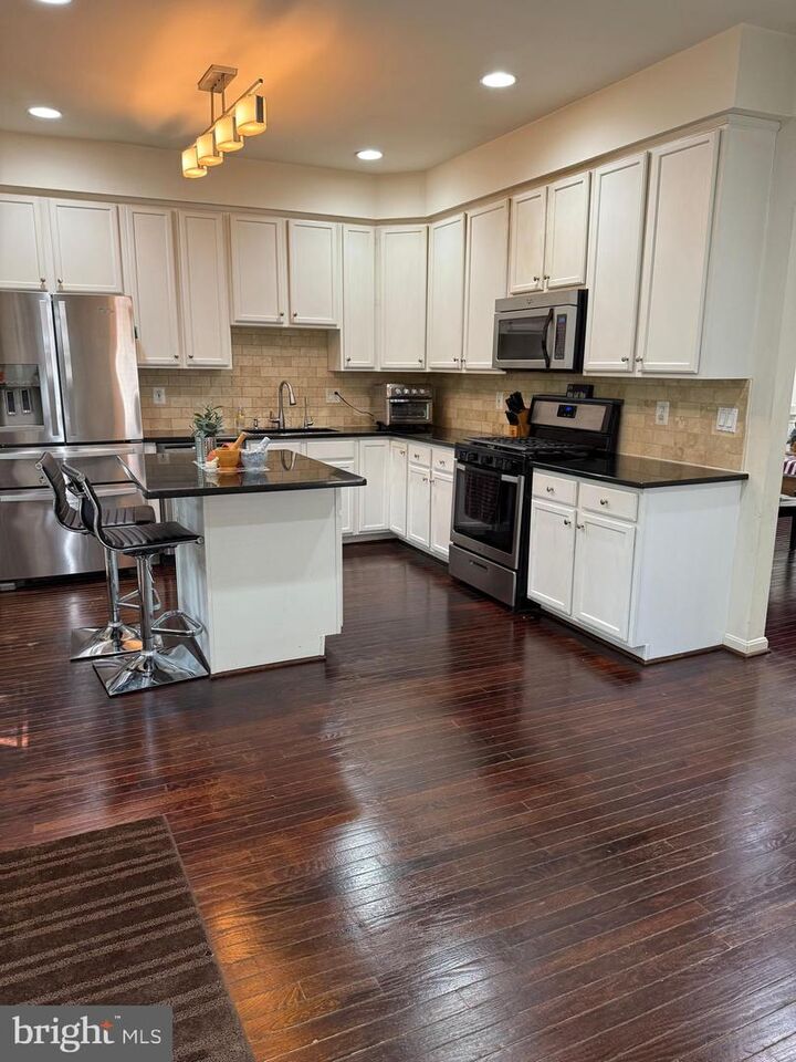 Property Photo: 1236 Weatherstone Court VA 20194