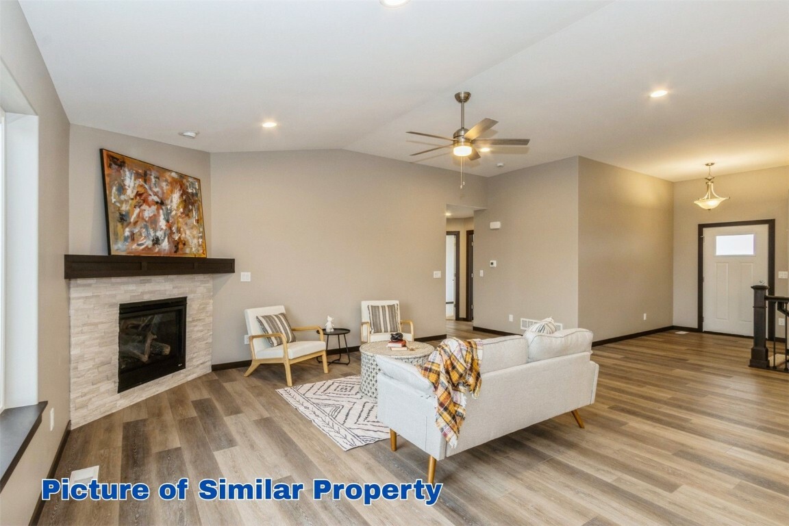 Property Photo: 1823 Glen Rock Dr IA 52302