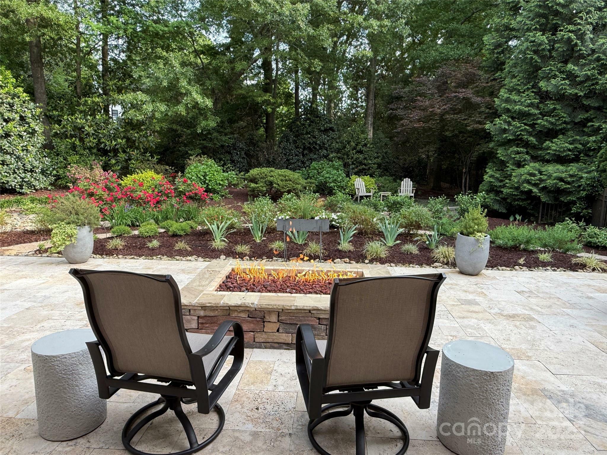 Property Photo: 6831 Conservatory Lane NC 28210