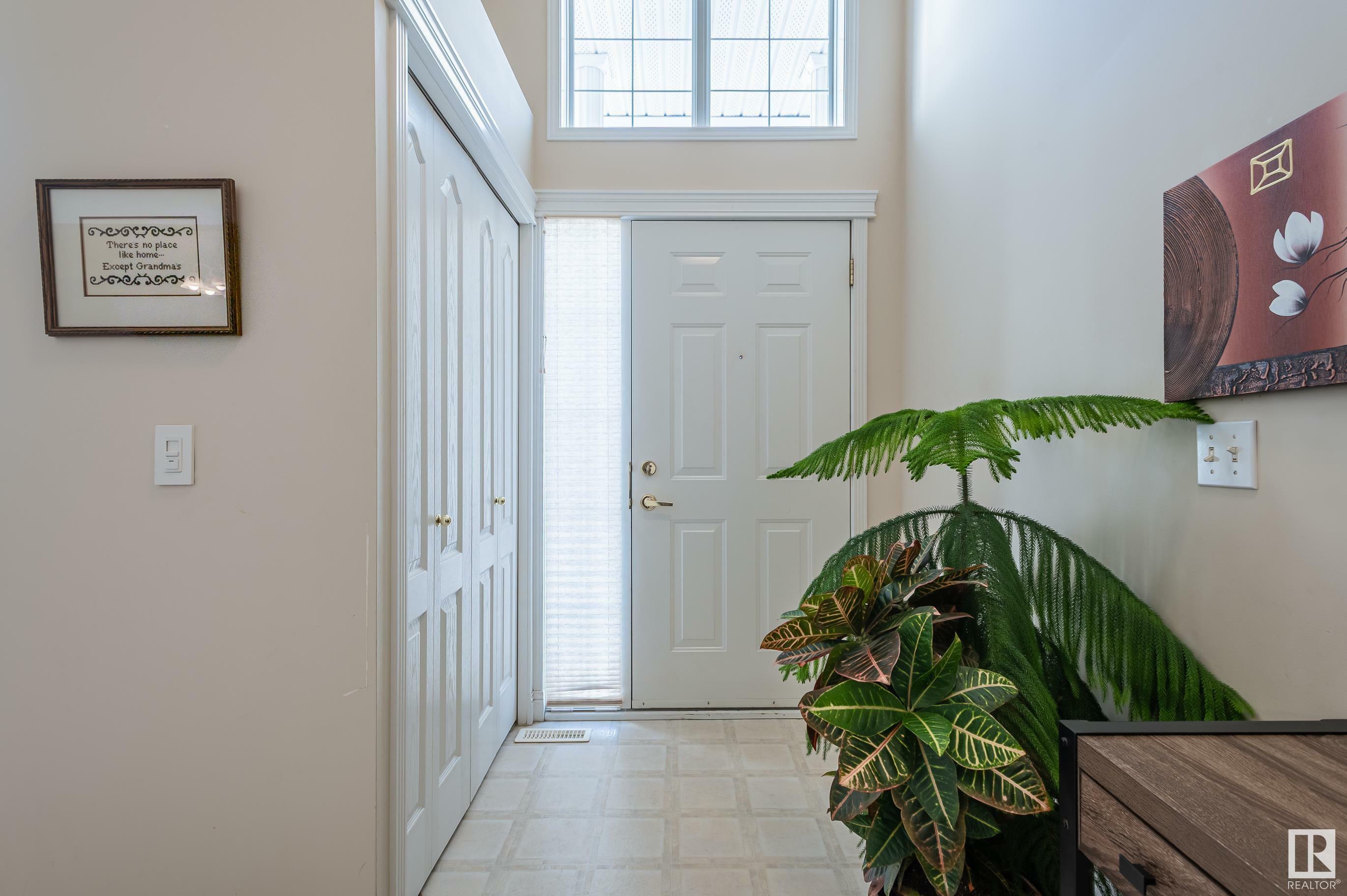 Photo de la propriété: 3380 28A Avenue NW 28 AB T6T 1V4