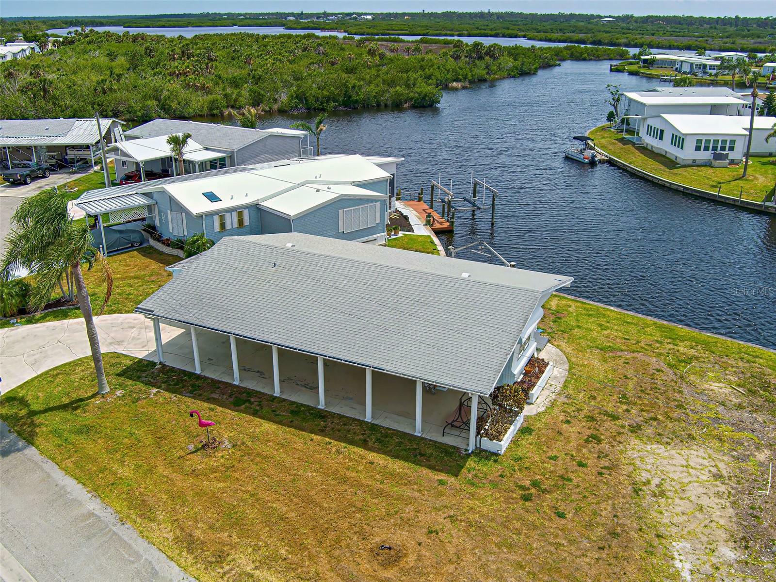 Property Photo: 522 Clarion Place FL 34287