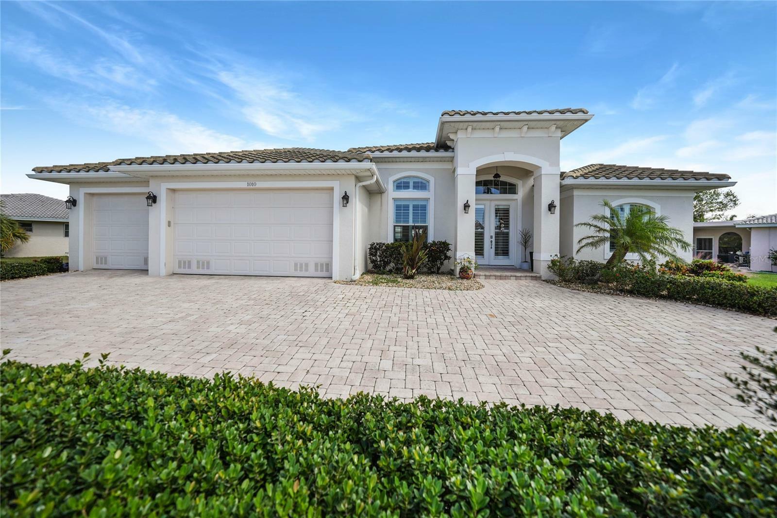 Property Photo: 1010 Mineo Drive FL 33950