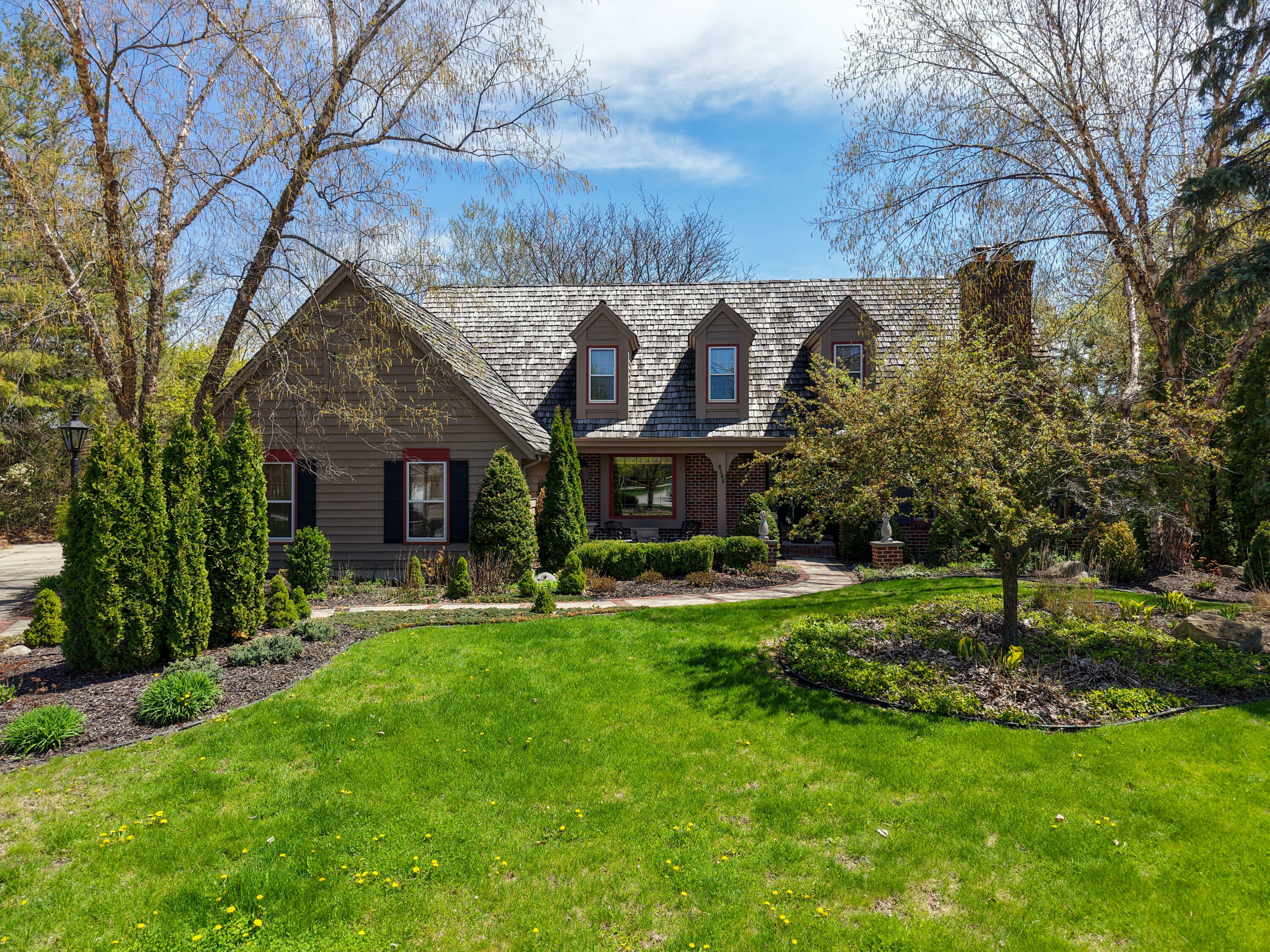 8266 S Country Club Cir  Franklin WI 53132 photo