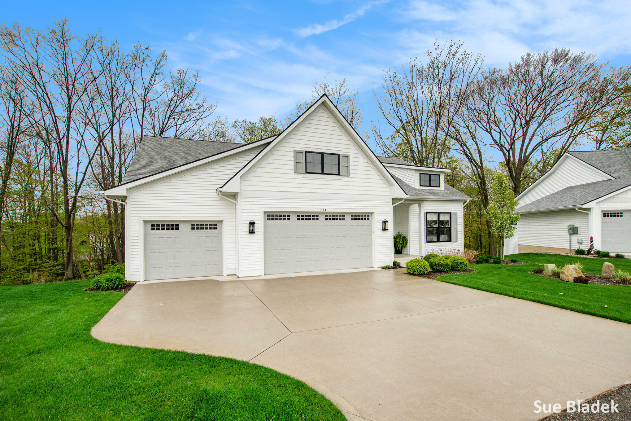 Property Photo: 731 Stonebriar Circle MI 49418